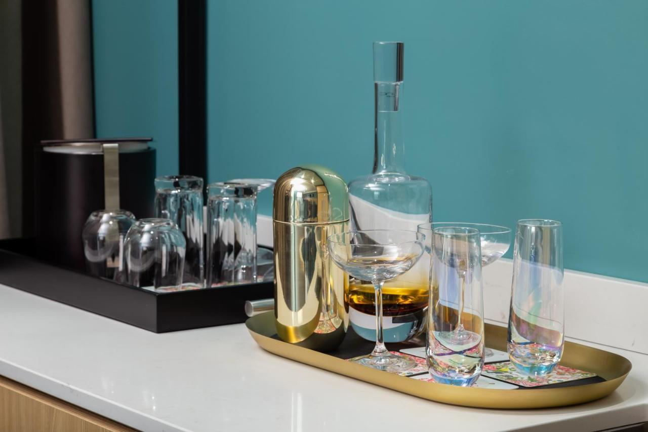 Versante Hotel 列治文 外观 照片 A bar set