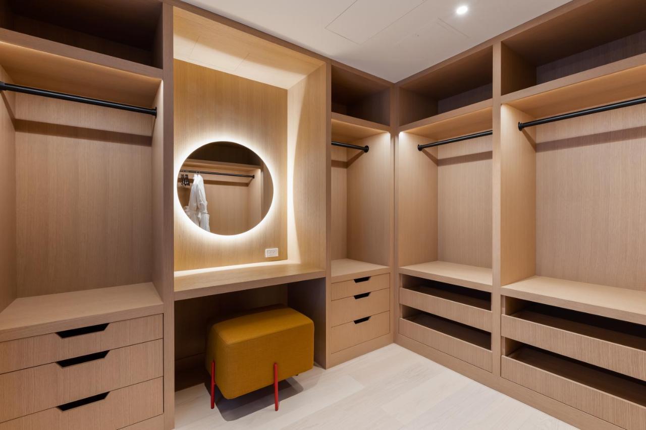 Versante Hotel 列治文 外观 照片 A walk-in wardrobe
